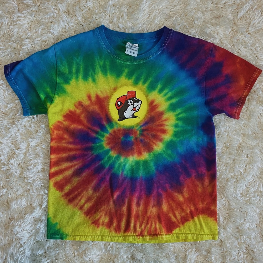 buc-ee’s tie dye tee!! 🌈🐾⁣